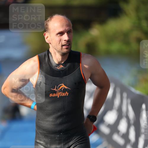 25.08.2024 - Elbe Triathlon Hamburg H.Heesch http://msf.ph/oto/6860180 25.08.2024 09:14:05 Schwimmen 349, 367, 408, 420, 440 meine-sportfotos.de