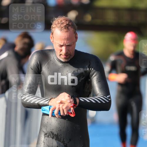 25.08.2024 - Elbe Triathlon Hamburg H.Heesch http://msf.ph/oto/6860438 25.08.2024 09:14:33 Schwimmen 338, 404, 414, 415, 419, 465 meine-sportfotos.de