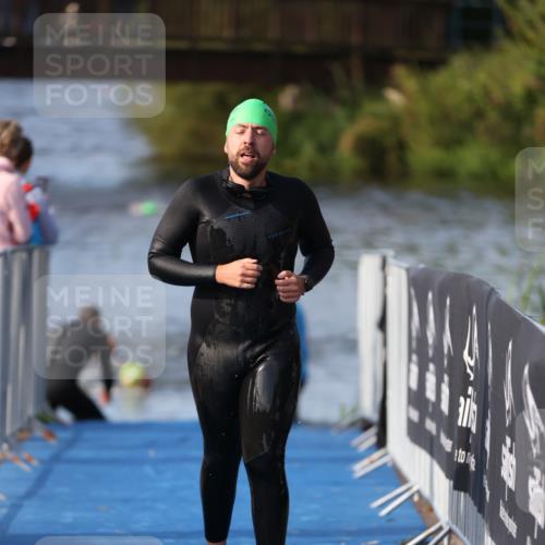 25.08.2024 - Elbe Triathlon Hamburg H.Heesch http://msf.ph/oto/6860635 25.08.2024 09:15:12 Schwimmen 369 meine-sportfotos.de
