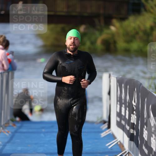 25.08.2024 - Elbe Triathlon Hamburg H.Heesch http://msf.ph/oto/6860638 25.08.2024 09:15:12 Schwimmen 369 meine-sportfotos.de