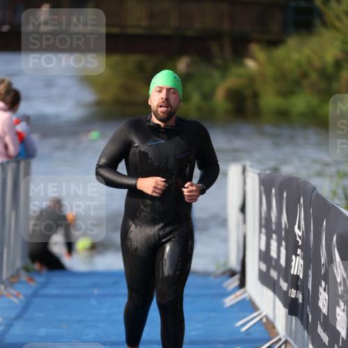 25.08.2024 - Elbe Triathlon Hamburg H.Heesch http://msf.ph/oto/6860642 25.08.2024 09:15:12 Schwimmen 369 meine-sportfotos.de