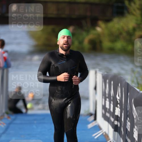25.08.2024 - Elbe Triathlon Hamburg H.Heesch http://msf.ph/oto/6860645 25.08.2024 09:15:12 Schwimmen 369 meine-sportfotos.de