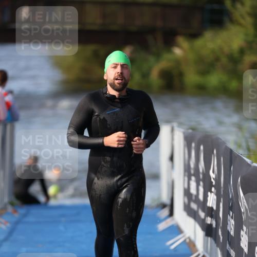 25.08.2024 - Elbe Triathlon Hamburg H.Heesch http://msf.ph/oto/6860651 25.08.2024 09:15:12 Schwimmen 369 meine-sportfotos.de
