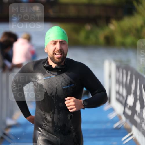 25.08.2024 - Elbe Triathlon Hamburg H.Heesch http://msf.ph/oto/6860662 25.08.2024 09:15:16 Schwimmen 276, 369 meine-sportfotos.de