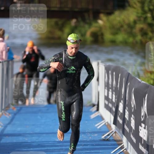 25.08.2024 - Elbe Triathlon Hamburg H.Heesch http://msf.ph/oto/6860679 25.08.2024 09:15:22 Schwimmen 276, 369 meine-sportfotos.de