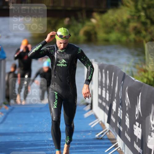 25.08.2024 - Elbe Triathlon Hamburg H.Heesch http://msf.ph/oto/6860690 25.08.2024 09:15:22 Schwimmen 276, 369 meine-sportfotos.de