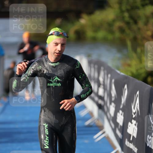 25.08.2024 - Elbe Triathlon Hamburg H.Heesch http://msf.ph/oto/6860704 25.08.2024 09:15:24 Schwimmen 276, 369 meine-sportfotos.de