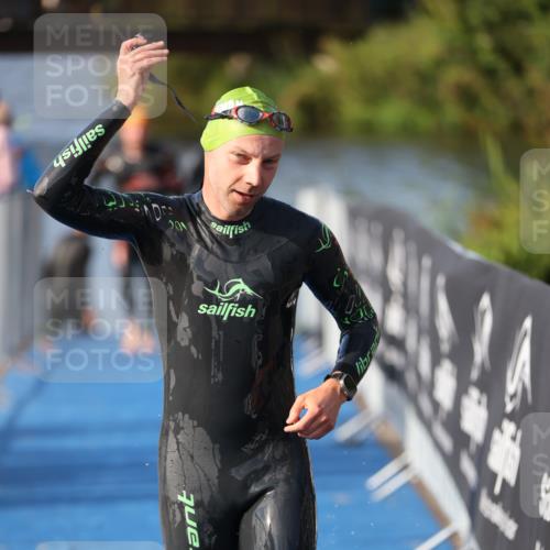 25.08.2024 - Elbe Triathlon Hamburg H.Heesch http://msf.ph/oto/6860729 25.08.2024 09:15:24 Schwimmen 276, 369 meine-sportfotos.de