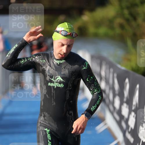 25.08.2024 - Elbe Triathlon Hamburg H.Heesch http://msf.ph/oto/6860741 25.08.2024 09:15:24 Schwimmen 276, 369 meine-sportfotos.de