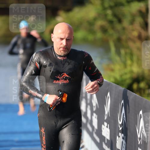 25.08.2024 - Elbe Triathlon Hamburg H.Heesch http://msf.ph/oto/6860782 25.08.2024 09:15:29 Schwimmen 276, 369, 409, 426 meine-sportfotos.de
