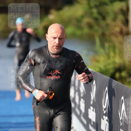 25.08.2024 - Elbe Triathlon Hamburg H.Heesch http://msf.ph/oto/6860787 25.08.2024 09:15:29 Schwimmen 276, 369, 409, 426 meine-sportfotos.de