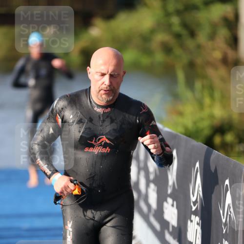 25.08.2024 - Elbe Triathlon Hamburg H.Heesch http://msf.ph/oto/6860789 25.08.2024 09:15:29 Schwimmen 276, 369, 409, 426 meine-sportfotos.de
