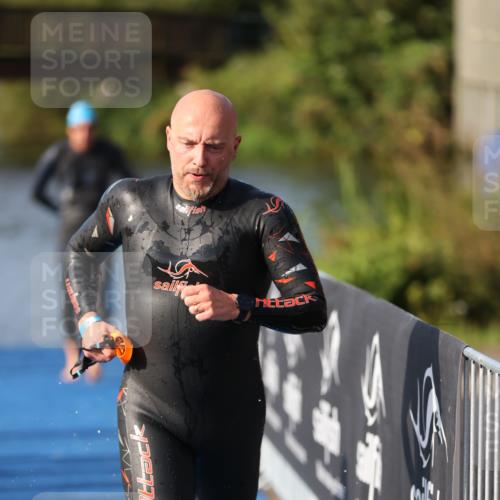 25.08.2024 - Elbe Triathlon Hamburg H.Heesch http://msf.ph/oto/6860804 25.08.2024 09:15:29 Schwimmen 276, 369, 409, 426 meine-sportfotos.de