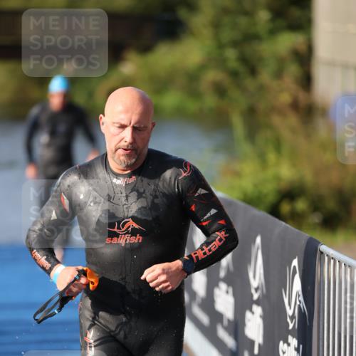25.08.2024 - Elbe Triathlon Hamburg H.Heesch http://msf.ph/oto/6860816 25.08.2024 09:15:29 Schwimmen 276, 369, 409, 426 meine-sportfotos.de