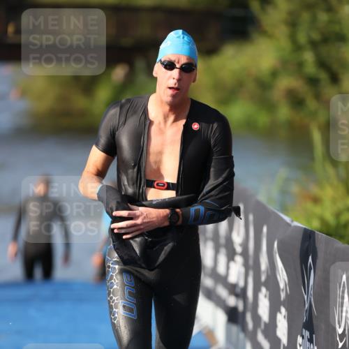 25.08.2024 - Elbe Triathlon Hamburg H.Heesch http://msf.ph/oto/6860895 25.08.2024 09:15:36 Schwimmen 276, 369, 409, 426 meine-sportfotos.de