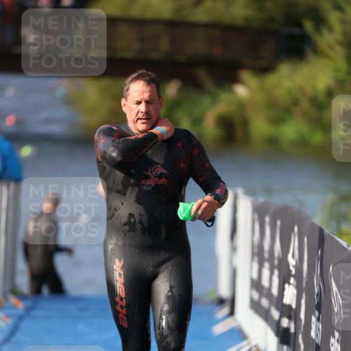 25.08.2024 - Elbe Triathlon Hamburg H.Heesch http://msf.ph/oto/6860934 25.08.2024 09:15:56 Schwimmen 363, 372, 409, 426 meine-sportfotos.de