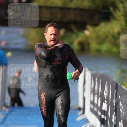 25.08.2024 - Elbe Triathlon Hamburg H.Heesch http://msf.ph/oto/6860938 25.08.2024 09:15:56 Schwimmen 363, 372, 409, 426 meine-sportfotos.de
