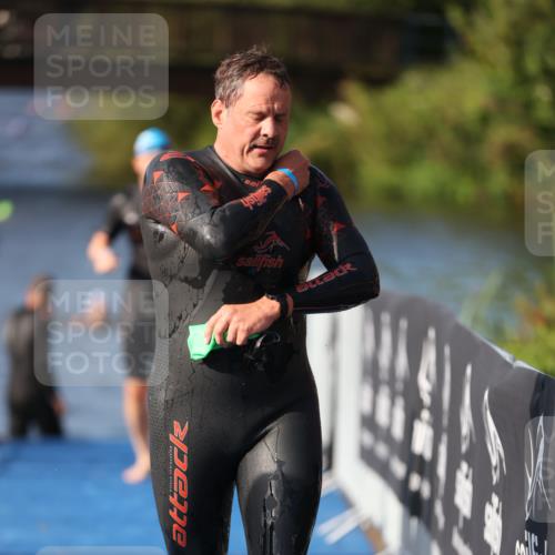25.08.2024 - Elbe Triathlon Hamburg H.Heesch http://msf.ph/oto/6860960 25.08.2024 09:15:56 Schwimmen 363, 372, 409, 426 meine-sportfotos.de