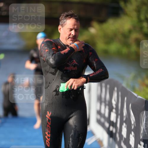 25.08.2024 - Elbe Triathlon Hamburg H.Heesch http://msf.ph/oto/6860964 25.08.2024 09:15:56 Schwimmen 363, 372, 409, 426 meine-sportfotos.de