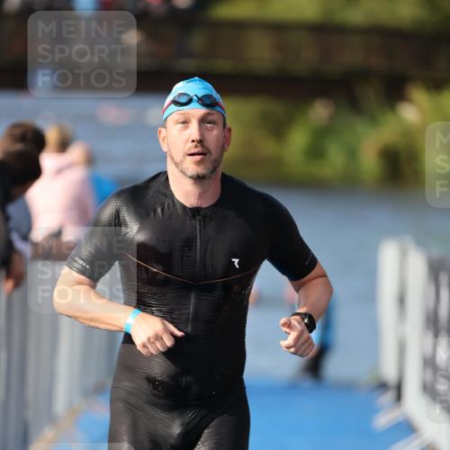 25.08.2024 - Elbe Triathlon Hamburg H.Heesch http://msf.ph/oto/6861046 25.08.2024 09:16:02 Schwimmen 363, 372, 409 meine-sportfotos.de