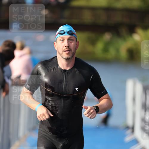 25.08.2024 - Elbe Triathlon Hamburg H.Heesch http://msf.ph/oto/6861052 25.08.2024 09:16:02 Schwimmen 363, 372, 409 meine-sportfotos.de