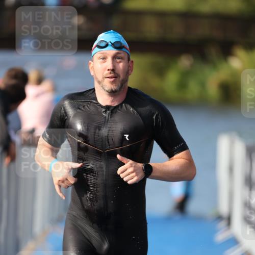 25.08.2024 - Elbe Triathlon Hamburg H.Heesch http://msf.ph/oto/6861063 25.08.2024 09:16:02 Schwimmen 363, 372, 409 meine-sportfotos.de