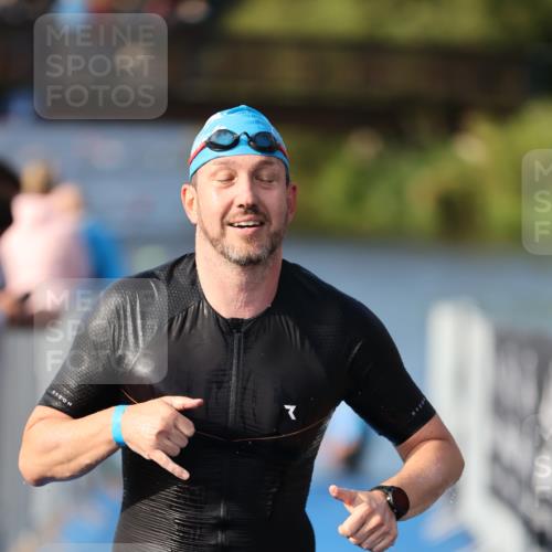 25.08.2024 - Elbe Triathlon Hamburg H.Heesch http://msf.ph/oto/6861074 25.08.2024 09:16:02 Schwimmen 363, 372, 409 meine-sportfotos.de