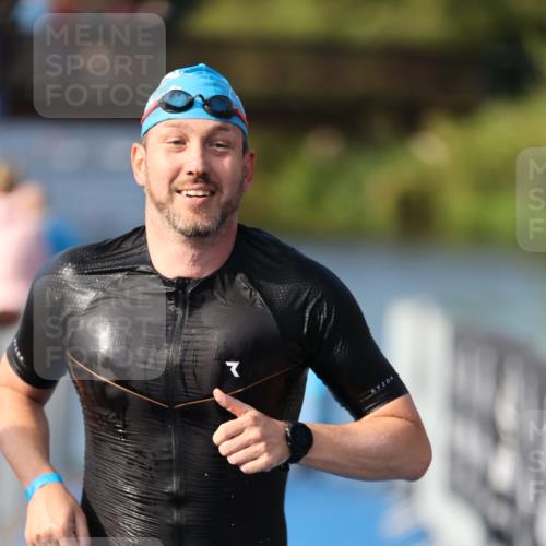 25.08.2024 - Elbe Triathlon Hamburg H.Heesch http://msf.ph/oto/6861087 25.08.2024 09:16:03 Schwimmen 363, 372, 409 meine-sportfotos.de