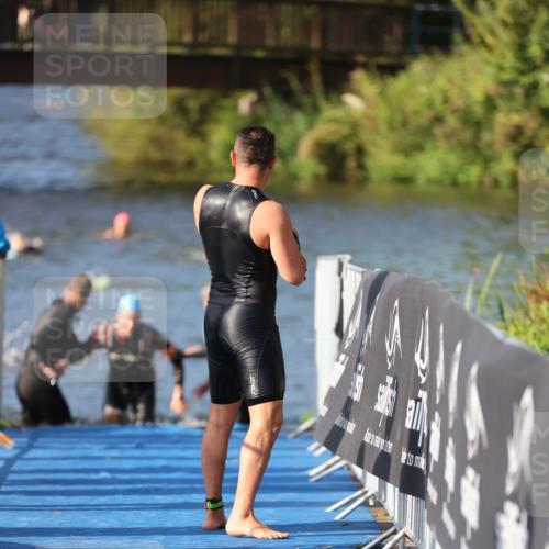 25.08.2024 - Elbe Triathlon Hamburg H.Heesch http://msf.ph/oto/6861103 25.08.2024 09:16:32 Schwimmen 390 meine-sportfotos.de
