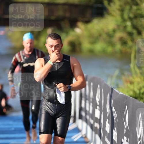 25.08.2024 - Elbe Triathlon Hamburg H.Heesch http://msf.ph/oto/6861127 25.08.2024 09:16:38 Schwimmen 390 meine-sportfotos.de