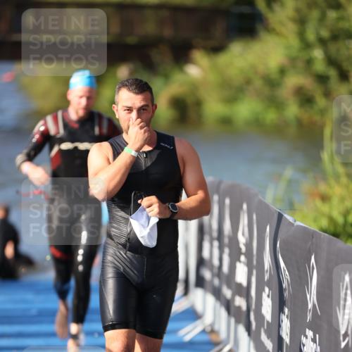 25.08.2024 - Elbe Triathlon Hamburg H.Heesch http://msf.ph/oto/6861142 25.08.2024 09:16:38 Schwimmen 390 meine-sportfotos.de