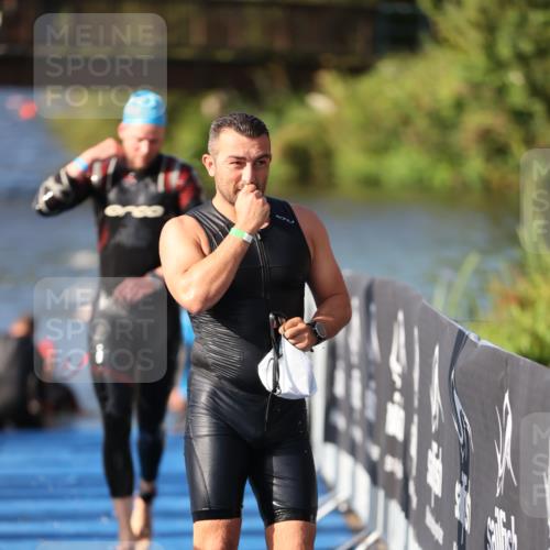 25.08.2024 - Elbe Triathlon Hamburg H.Heesch http://msf.ph/oto/6861166 25.08.2024 09:16:39 Schwimmen 390 meine-sportfotos.de