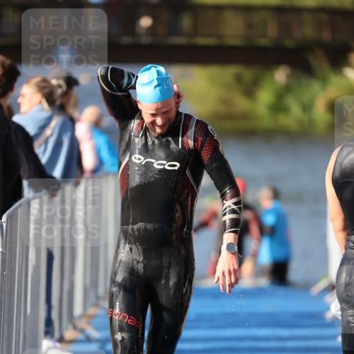 25.08.2024 - Elbe Triathlon Hamburg H.Heesch http://msf.ph/oto/6861192 25.08.2024 09:16:41 Schwimmen 387, 390 meine-sportfotos.de