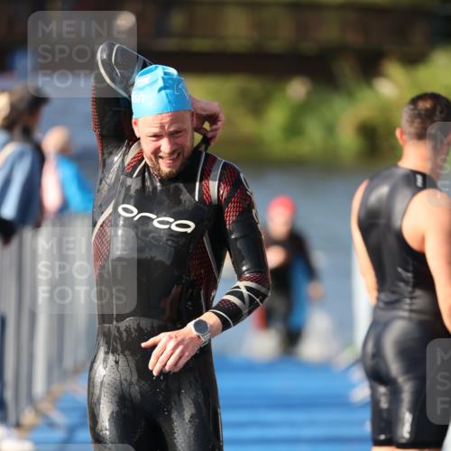 25.08.2024 - Elbe Triathlon Hamburg H.Heesch http://msf.ph/oto/6861204 25.08.2024 09:16:42 Schwimmen 387, 390 meine-sportfotos.de