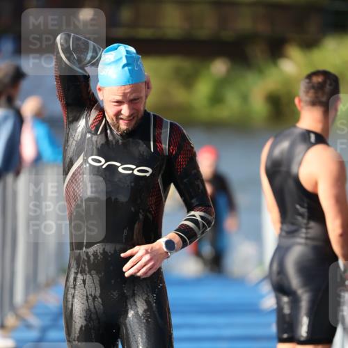 25.08.2024 - Elbe Triathlon Hamburg H.Heesch http://msf.ph/oto/6861213 25.08.2024 09:16:42 Schwimmen 387, 390 meine-sportfotos.de
