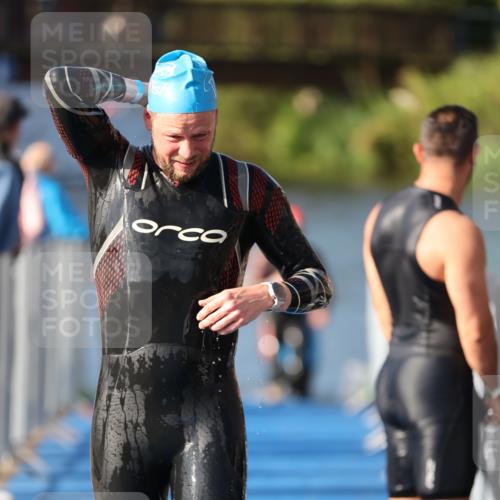 25.08.2024 - Elbe Triathlon Hamburg H.Heesch http://msf.ph/oto/6861220 25.08.2024 09:16:42 Schwimmen 387, 390 meine-sportfotos.de