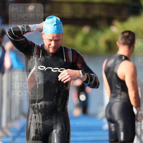 25.08.2024 - Elbe Triathlon Hamburg H.Heesch http://msf.ph/oto/6861224 25.08.2024 09:16:42 Schwimmen 387, 390 meine-sportfotos.de
