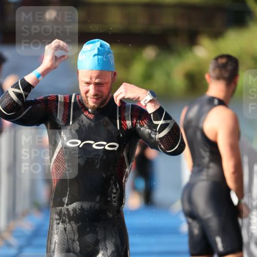 25.08.2024 - Elbe Triathlon Hamburg H.Heesch http://msf.ph/oto/6861231 25.08.2024 09:16:42 Schwimmen 387, 390 meine-sportfotos.de