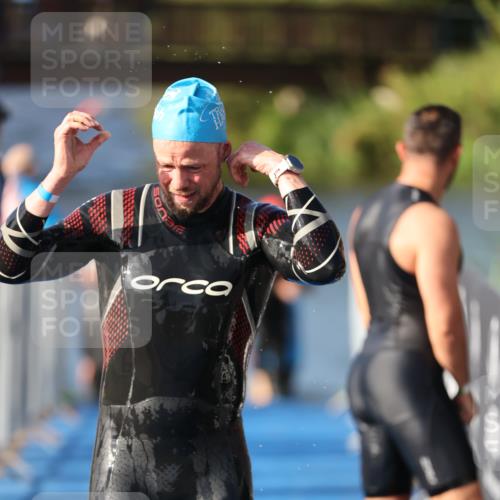 25.08.2024 - Elbe Triathlon Hamburg H.Heesch http://msf.ph/oto/6861235 25.08.2024 09:16:42 Schwimmen 387, 390 meine-sportfotos.de