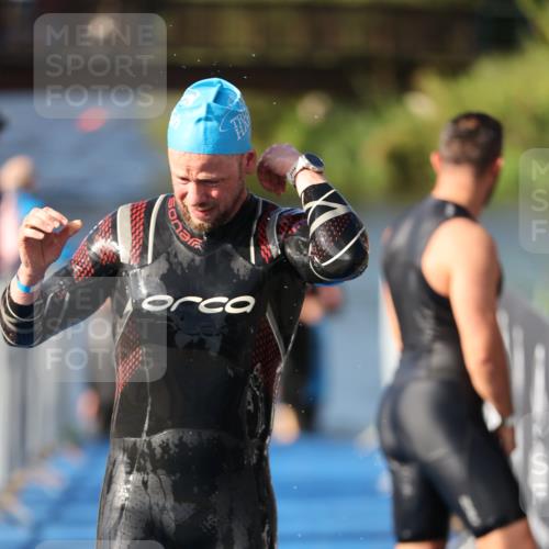 25.08.2024 - Elbe Triathlon Hamburg H.Heesch http://msf.ph/oto/6861238 25.08.2024 09:16:42 Schwimmen 387, 390 meine-sportfotos.de