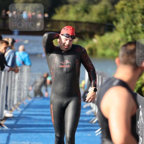 25.08.2024 - Elbe Triathlon Hamburg H.Heesch http://msf.ph/oto/6861270 25.08.2024 09:16:52 Schwimmen 347, 387, 390 meine-sportfotos.de