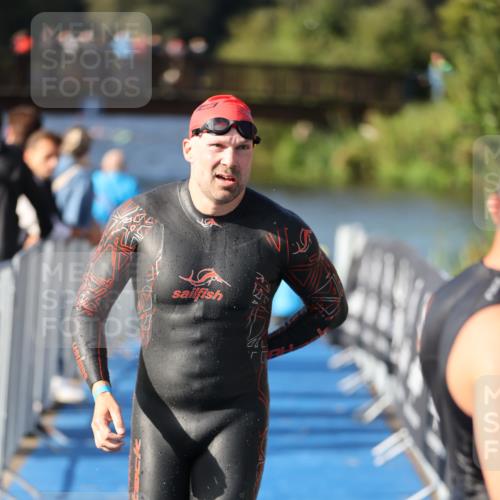 25.08.2024 - Elbe Triathlon Hamburg H.Heesch http://msf.ph/oto/6861305 25.08.2024 09:16:53 Schwimmen 347, 387, 390 meine-sportfotos.de