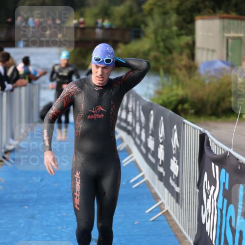25.08.2024 - Elbe Triathlon Hamburg H.Heesch http://msf.ph/oto/6861445 25.08.2024 09:17:54 Schwimmen 381, 421 meine-sportfotos.de