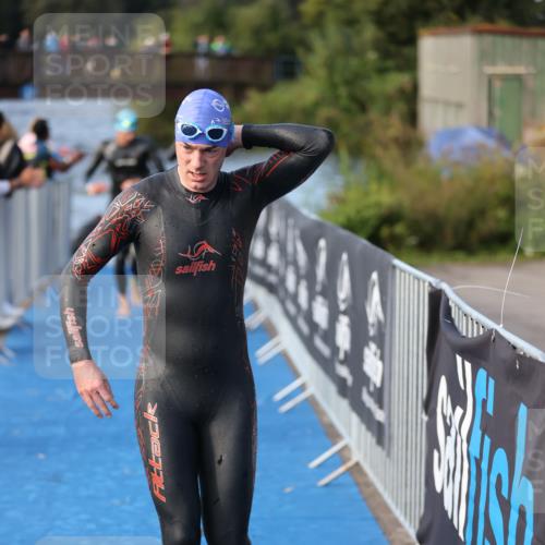 25.08.2024 - Elbe Triathlon Hamburg H.Heesch http://msf.ph/oto/6861466 25.08.2024 09:17:54 Schwimmen 381, 421 meine-sportfotos.de