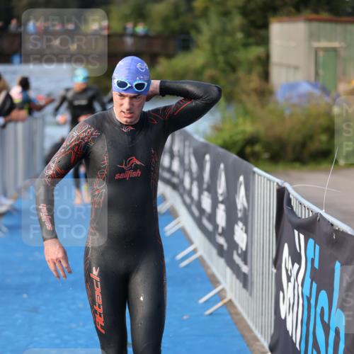 25.08.2024 - Elbe Triathlon Hamburg H.Heesch http://msf.ph/oto/6861469 25.08.2024 09:17:54 Schwimmen 381, 421 meine-sportfotos.de