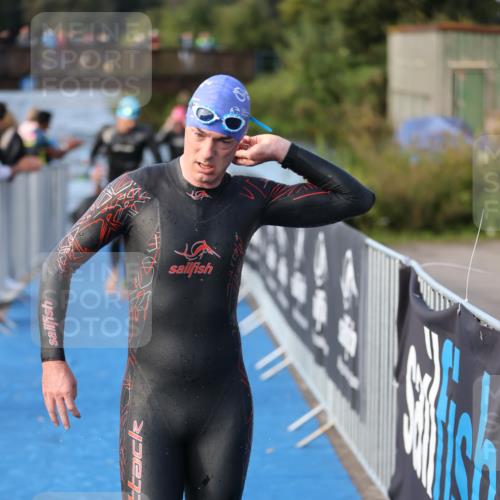 25.08.2024 - Elbe Triathlon Hamburg H.Heesch http://msf.ph/oto/6861477 25.08.2024 09:17:54 Schwimmen 381, 421 meine-sportfotos.de