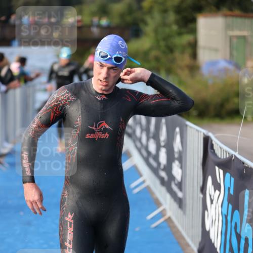 25.08.2024 - Elbe Triathlon Hamburg H.Heesch http://msf.ph/oto/6861480 25.08.2024 09:17:54 Schwimmen 381, 421 meine-sportfotos.de