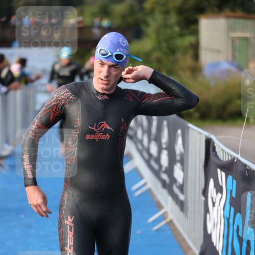 25.08.2024 - Elbe Triathlon Hamburg H.Heesch http://msf.ph/oto/6861481 25.08.2024 09:17:54 Schwimmen 381, 421 meine-sportfotos.de