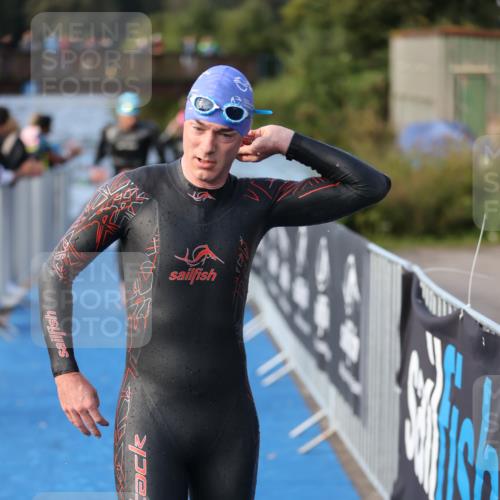 25.08.2024 - Elbe Triathlon Hamburg H.Heesch http://msf.ph/oto/6861486 25.08.2024 09:17:54 Schwimmen 381, 421 meine-sportfotos.de