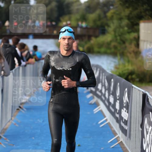 25.08.2024 - Elbe Triathlon Hamburg H.Heesch http://msf.ph/oto/6861508 25.08.2024 09:17:58 Schwimmen 361, 381, 384, 421, 435 meine-sportfotos.de